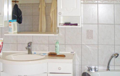 浴室, 2 Bedroom Beautiful Home In Trelleborg in 斯米格咸恩