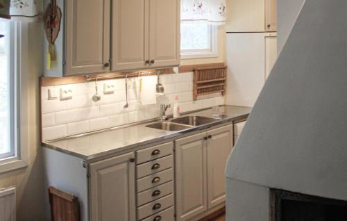 virtuve, 4 Bedroom Pet Friendly Home In Vikbolandet in Arkosund