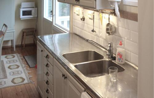 virtuve, 4 Bedroom Pet Friendly Home In Vikbolandet in Arkosund