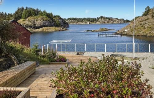 Skats, 4 Bedroom Beach Front Home In Ytrøygrend in Hardbakke