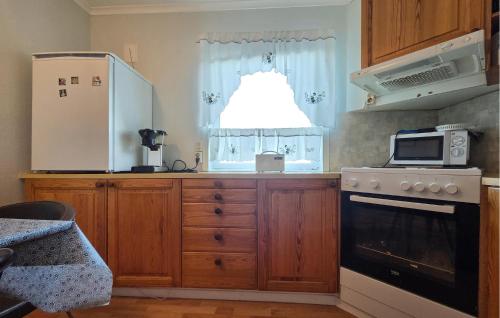 virtuve, 4 Bedroom Beach Front Home In Ytrøygrend in Hardbakke