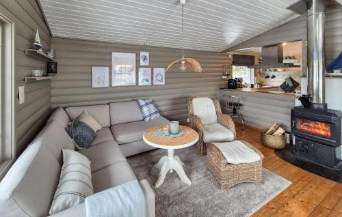 3 Bedroom Beautiful Home In Fjelberg in Adnavik