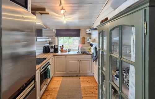 virtuve, 3 Bedroom Beautiful Home In Fjelberg in Adnavik