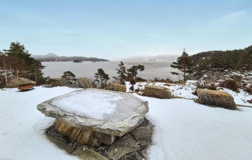 Skats, 3 Bedroom Beautiful Home In Fjelberg in Adnavik
