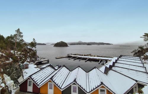 Skats, 3 Bedroom Beautiful Home In Fjelberg in Adnavik
