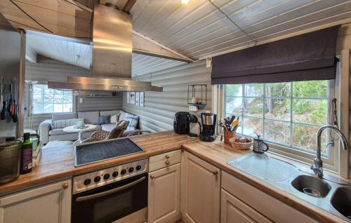 virtuve, 3 Bedroom Beautiful Home In Fjelberg in Adnavik