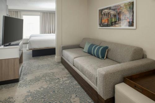 2 queen beds, 1 sofa bed