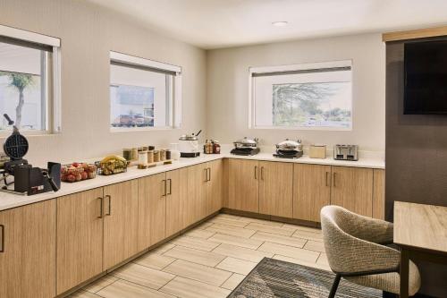 Food and beverages, SpringHill Suites by Marriott Phoenix Glendale/Peoria in Glendale North