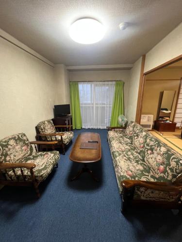 room detail thumbnail 2