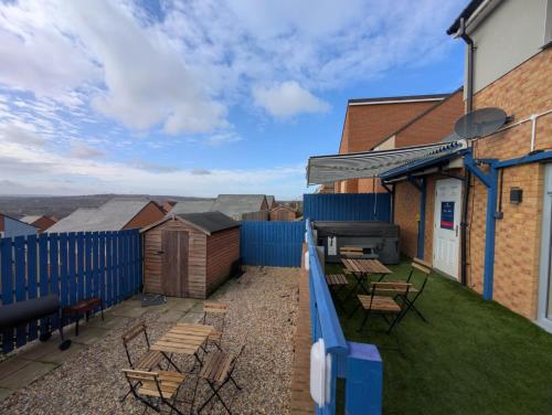 Numero Uno Comfy 3BR 3 Baths Hot Tub wifi Contractor and Group Friendly – khách sạn tại Benwell & Scotswood