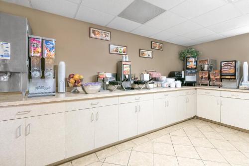 Restaurant, Super 8 By Wyndham Chamberlain Sd in Chamberlain (SD)