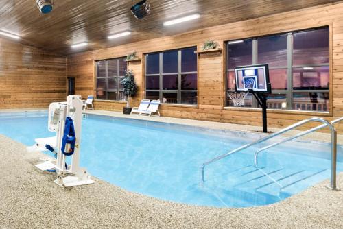 Swimming pool, Super 8 By Wyndham Chamberlain Sd in Chamberlain (SD)