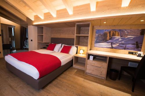 Junior Suite with Spa Bath image 3