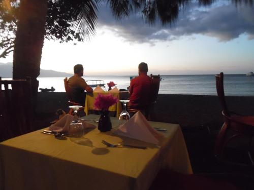 Restorāns, Sea World Club Beach Resort & Dive Center, RESORT THAT SUPPORTS THE POOR in Waigete