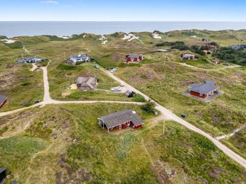 Lovely Holiday Home With Covered Terrace, Only 300 Meters From The North Sea At Søndervig – khách sạn tại Sondervig