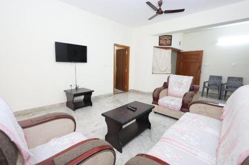 SV Homestay Tirupati - Apartment with Balcony, AC, WIFI, TV and Parking – khách sạn tại Mangalam