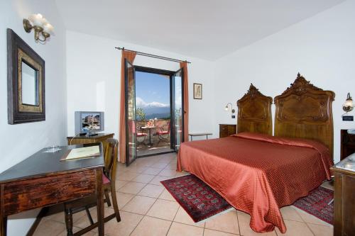 Double or Twin Room with Mountain View