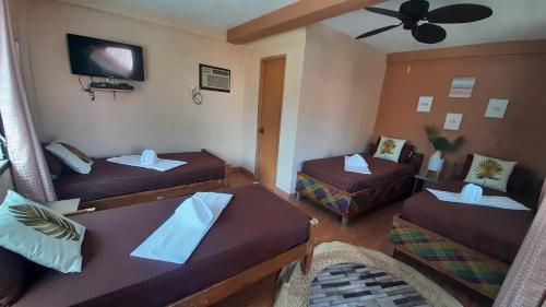 4 twin beds