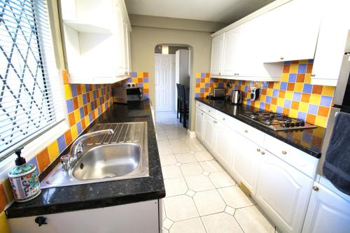 Large Bungalow - 3 Beds 2 Baths - Very Large Enclosed Garden - Dogs Stay Free - Birmingham