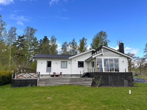 Dārzs, Holiday home with lake view Torsö, Lake Vänern (Holiday home with lake view Torso, Lake Vanern) in Torso
