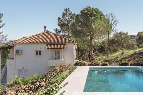Casa Pino - private villa with pool in Corfu, close to best beaches, golf course and water park, ide – khách sạn tại Parelia