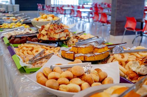 Food and beverages, ADTUR FLATS CTC - Condominios Saphire, Amethist ou Center Caldas near Hora Extra Bar