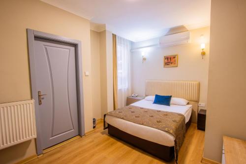 Tac Hotel - image 13