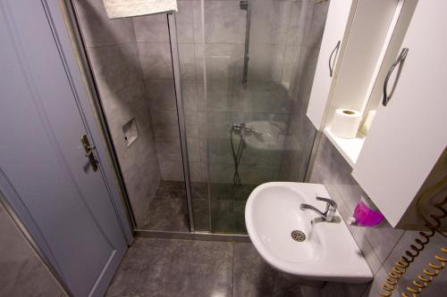 Tac Hotel - image 6