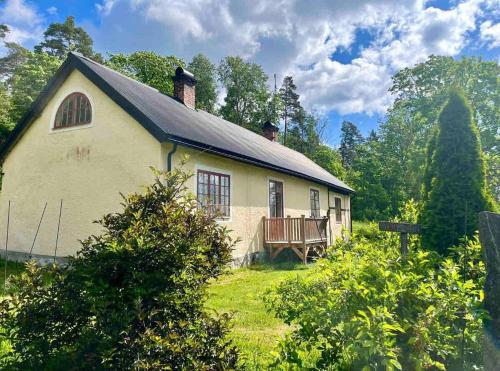 Beautiful Swedish cottage by the sea in Arkosund