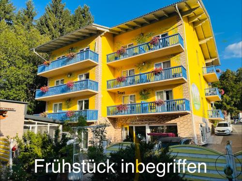 Loving Hut Pension & Vegan Restaurant in Sankt Kanzian am Klopeiner See, Österreich