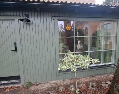 Cute gardenhouse close to Stockholm City in 솔나