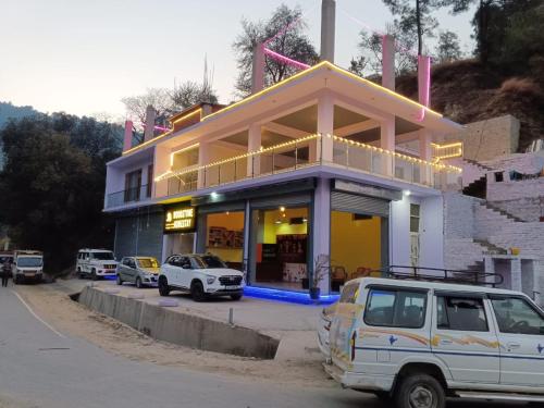 Woodstone Homestay & Pahadi Swad Cafe in Khiuri