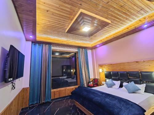 Woodstone Homestay & Pahadi Swad Cafe in Khiuri