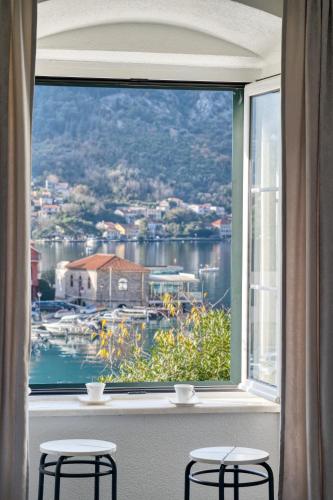 Bright, Romantic & Super Stylish Old Town Flat with Seaview & Shared Terrace