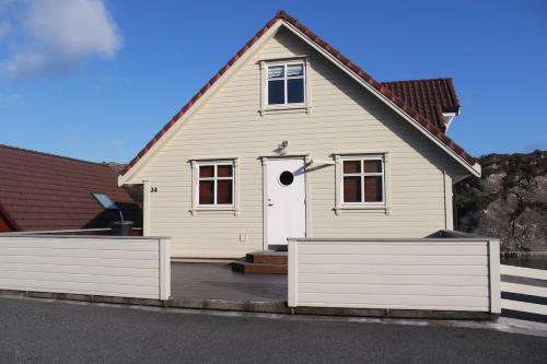Hus ved sjøen på Bømlo (Hus ved sjøen pa Bømlo) in Kalavag