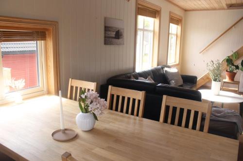 Hus ved sjøen på Bømlo (Hus ved sjøen pa Bømlo) in Kalavag