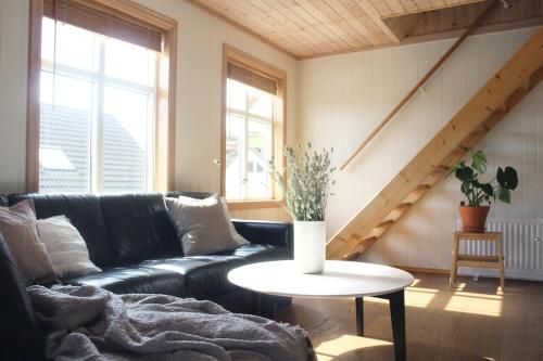 Hus ved sjøen på Bømlo (Hus ved sjøen pa Bømlo) in Kalavag