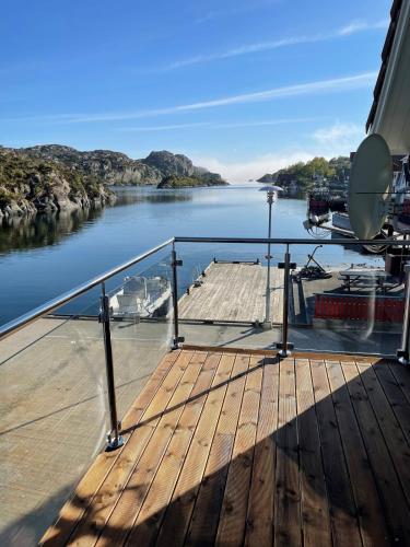 Hus ved sjøen på Bømlo (Hus ved sjøen pa Bømlo) in Kalavag