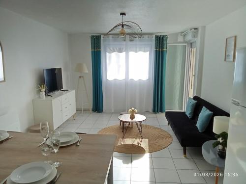 sala de TV, Le Marat - T3 - 57m2- 15 min du Futuroscope in Saint-Eloi