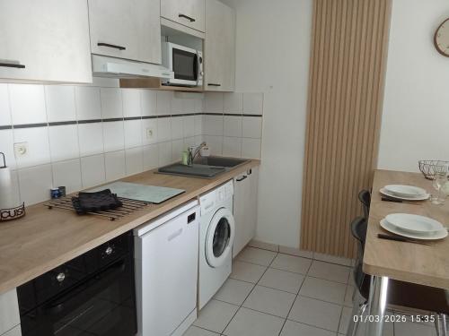 Cocina, Le Marat - T3 - 57m2- 15 min du Futuroscope in Saint-Eloi