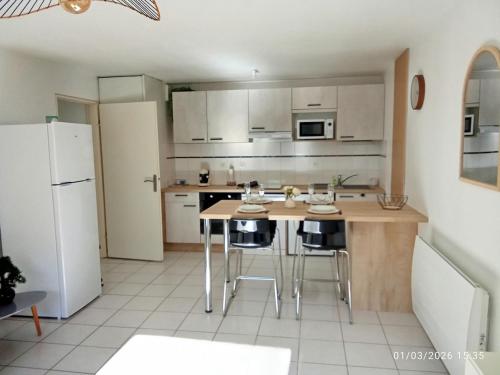 Cocina, Le Marat - T3 - 57m2- 15 min du Futuroscope in Saint-Eloi