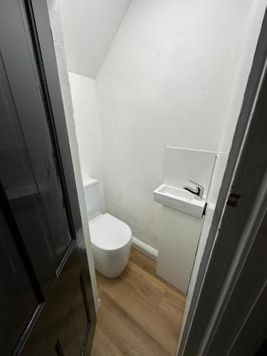 Bathroom, London Plumstead House near Blend Bar