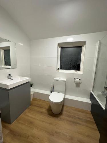 Shower, London Plumstead House near Blend Bar