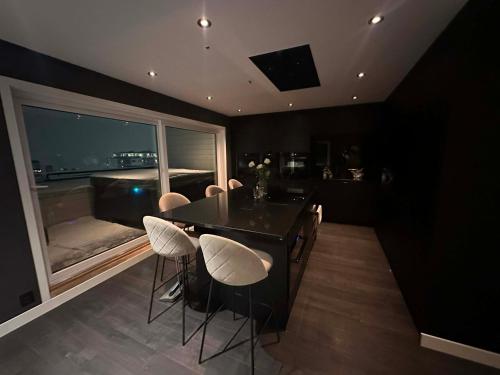 ジェットバス, Skyline Penthouse with Private Terrace and Jacuzzi in winter plus Free Parking in ヘーネフォス