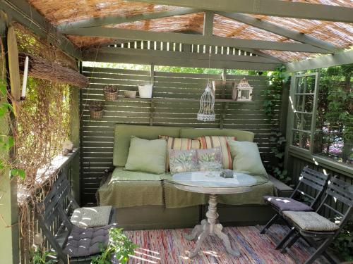 정원, Cute gardenhouse close to Stockholm City in 솔나