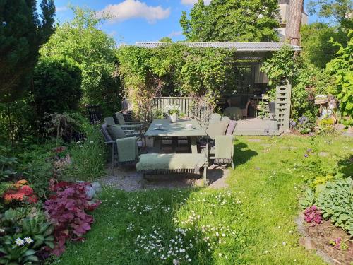 정원, Cute gardenhouse close to Stockholm City in 솔나