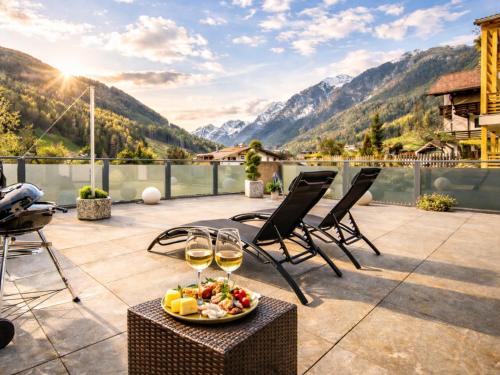 Stylish Alpine Apartment with Terrace, Fireplace & Mountain View near Sterzing - Villa Tribulaunblick