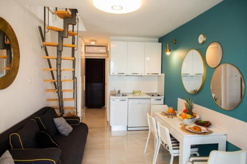 TOP LOCATION! BEACH & CENTER APT 4 4