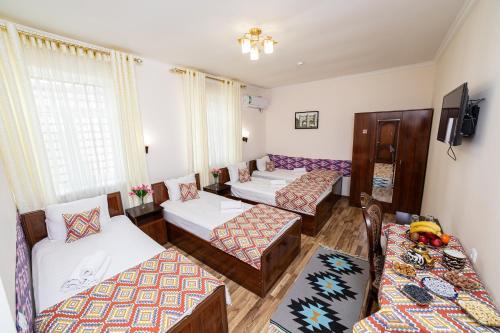 4 twin beds