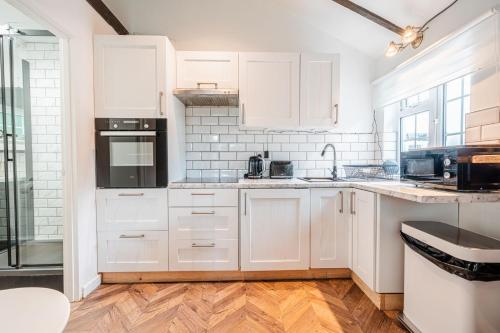 New Forest Cottage with Hot Tub, Fireplace and Private Garden in Cadnam